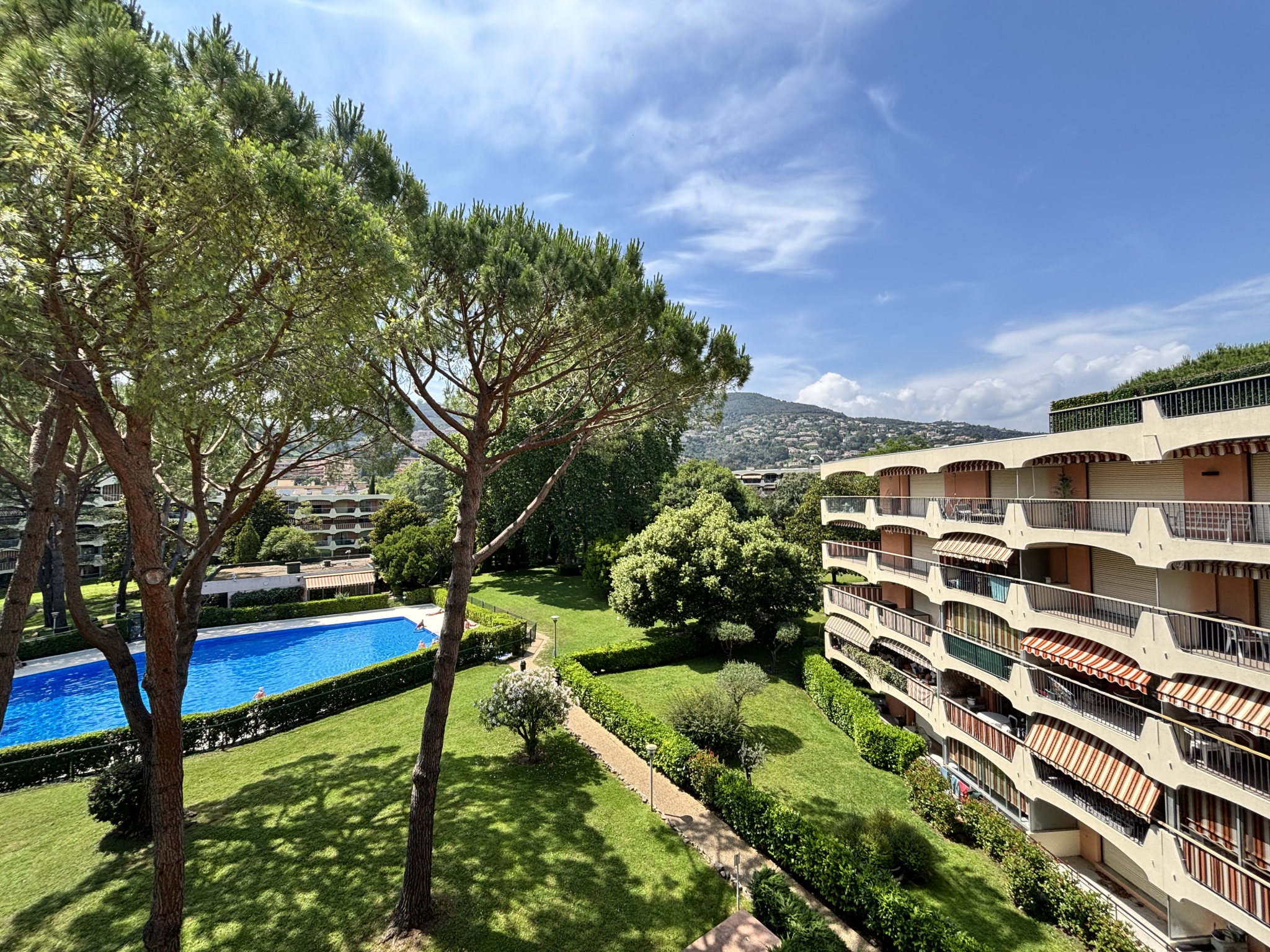 2 PIECES 40m2 - 2 TERRASSES. GRAND GARAGE & PISCINES