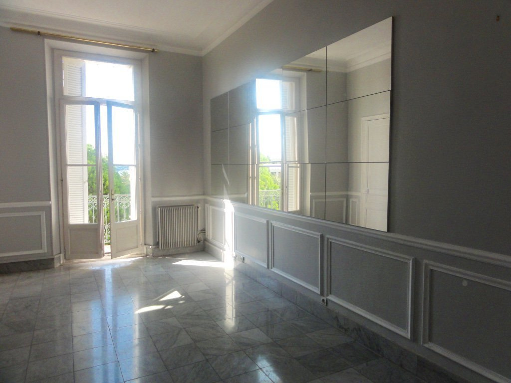 ALEXANDRE III:  T4 97 m2 DE CARACTERE DANS PALAIS CLASSE