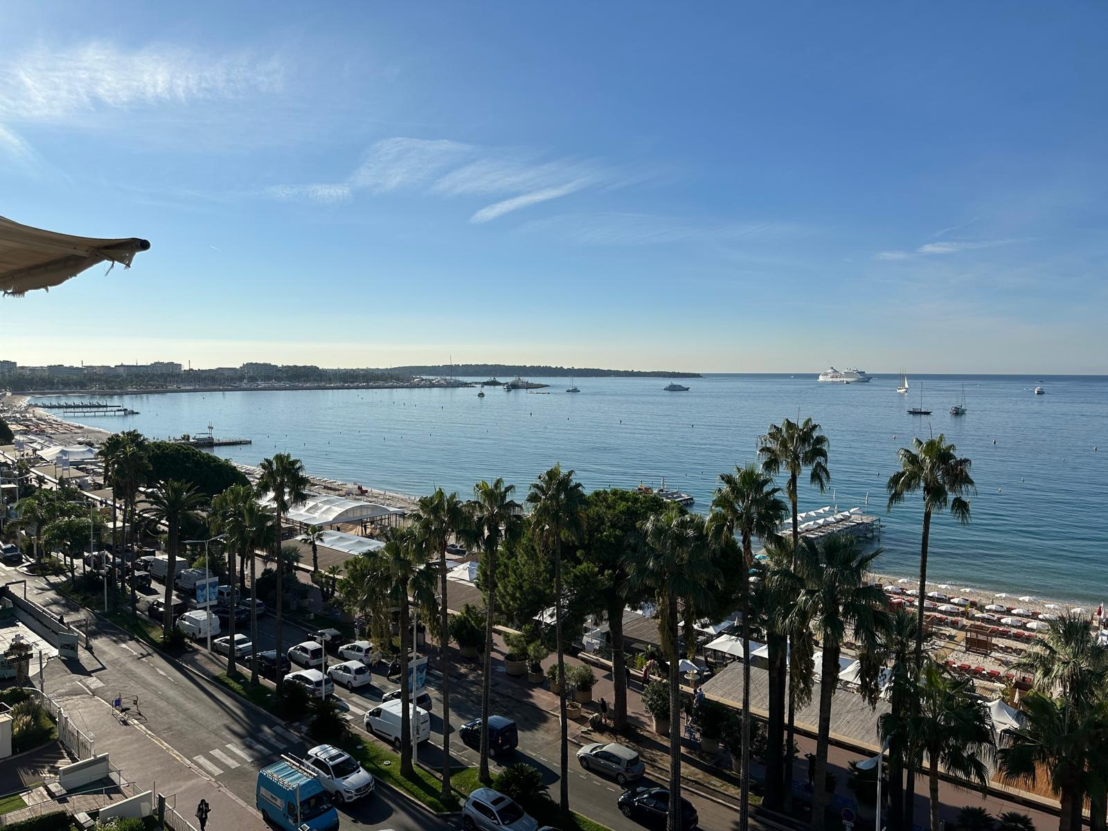 Cannes Croisette. Magnifique 4 pièces/3ch en étage. Vue mer